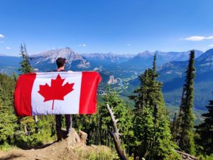 Work & Traveller mit Kanada Flagge