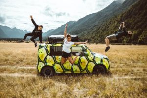 Gruppe von Work & Travellern auf einem Roadtrip in Neuseeland