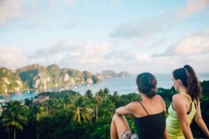 Freunde schauen vom Berg aufs Meer herab